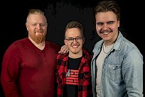 Kyläkaupan Bilekeskiviikot viihdyttävät tanssiteltalla heinäkuun keskiviikkoina. Tänään 9.7. yleisöä viihdyttää RM Bilebändi.