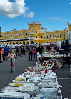 Kyläkaupan Kesäkirppis heinäkuussa joka lauantai Kyläkaupan tapahtumakentällä Miljoona Tivolin vieressä kello 10 alkaen.