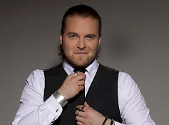 Perjantaina 25.7. Kyläkaupan Kesätansseissa pyörähdellään Teemu Roivaisen ja Energian johdolla.