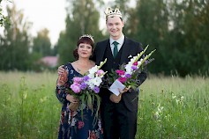 Perjantaina 1.8. Kyläkaupan Kesätansseissa pyörähdellään uusien tangokuninkaallisten, Hanna Hirvosen ja Veeti Tikkasen tahtiin.