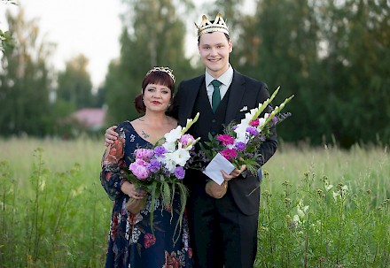 Perjantaina 1.8. Kyläkaupan Kesätansseissa pyörähdellään uusien tangokuninkaallisten, Hanna Hirvosen ja Veeti Tikkasen tahtiin.