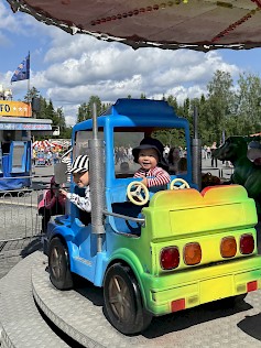 Maailman suurimmassa ilmaisessa huvipuistossa nautitaan kesän riemusta 10.8.2025 saakka. Kyläkaupan Miljoona Tivoli tarjoaa iloisia hetkiä ilmaiseksi kaikille alle 13-vuotiaille.