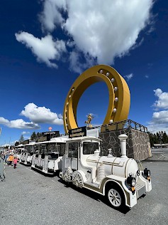 Ilmaisista elämysajeluista Kesäjunan kyydissä saadaan nautiskella aina 10.8.2025 asti.