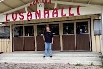 Lusanhalli kutsuu tanssikansaa Kurikkaan perjantai-iltaisin. Joka kesäkauden kuukauden ensimmäisenä sunnuntaina järjestetään myös päivätanssit. Tapio Koski-Säntti kertoo, että pihapiirissä on runsaasti paikoitustilaa. Mies muistuttaa vielä, että paikassa käy pariskuntien lisäksi myös sinkkuja.