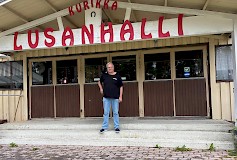 Lusanhalli kutsuu tanssikansaa Kurikkaan perjantai-iltaisin. Joka kesäkauden kuukauden ensimmäisenä sunnuntaina järjestetään myös päivätanssit. Tapio Koski-Säntti kertoo, että pihapiirissä on runsaasti paikoitustilaa. Mies muistuttaa vielä, että paikassa käy pariskuntien lisäksi myös sinkkuja.