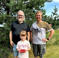 1.	Kalle Norto (vas.) ja Juha Mäntymäki iloitsevat yhteistyöstä marjanviljelyssä. Kateus ei vie marjoja puskista vaan molemmilla on hyviä asiakkaita, jotka käyvät marjaostoksilla tiloilla. Kallen tytär Fiona (7 v) on apuna marjanpoiminnassa.