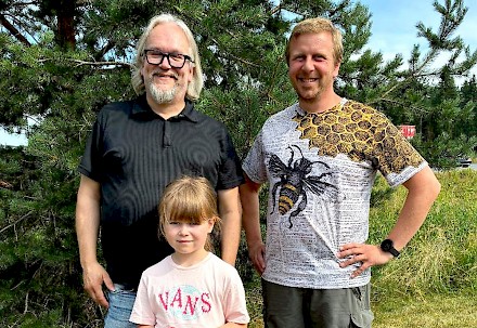 1.	Kalle Norto (vas.) ja Juha Mäntymäki iloitsevat yhteistyöstä marjanviljelyssä. Kateus ei vie marjoja puskista vaan molemmilla on hyviä asiakkaita, jotka käyvät marjaostoksilla tiloilla. Kallen tytär Fiona (7 v) on apuna marjanpoiminnassa.