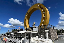 Ilmaisista elämysajeluista Kesäjunan kyydissä saadaan nautiskella sunnuntaihin 10.8.2025 asti.