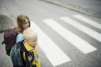 Yksittäisen kuljettajan näkökulmasta vauhdin muutos kolmestakympistä neljään ei tunnu erityisen merkitykselliseltä, mutta pienen lapsen näkökulmasta ohi paahtavan, kiihdyttävän tai äkkijarruttavan kuljettajan käytös voi saada koulutiet tuntumaan turvattomilta. Kuva: Nina Mönkkönen / Liikenneturva.