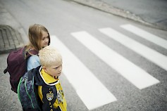 Yksittäisen kuljettajan näkökulmasta vauhdin muutos kolmestakympistä neljään ei tunnu erityisen merkitykselliseltä, mutta pienen lapsen näkökulmasta ohi paahtavan, kiihdyttävän tai äkkijarruttavan kuljettajan käytös voi saada koulutiet tuntumaan turvattomilta. Kuva: Nina Mönkkönen / Liikenneturva.