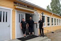 Saija Ylinen, Kimmo Mäkelä sekä Olli Kantola toivovat kävijöiden löytävän jälleen tiensä Hoiskon maamiesseuralle.