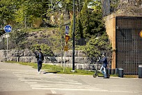 Sähköpotkulauta on ajoneuvo. Ajoneuvon kuljettajan on annettava jalankulkijalle tietä suojatiellä. Kuva: Nina Mönkkönen / Liikenneturva.