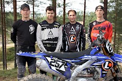 Alavudenseudun Moottoripyöräilijöiden kuljettajat Jere Harju, Heikki Vähäpesola, Arttu Sihvonen ja Ossi Soukkala valmiina tulevan viikonvaihteen SM-kisoja varten.