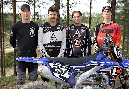 Alavudenseudun Moottoripyöräilijöiden kuljettajat Jere Harju, Heikki Vähäpesola, Arttu Sihvonen ja Ossi Soukkala valmiina tulevan viikonvaihteen SM-kisoja varten.