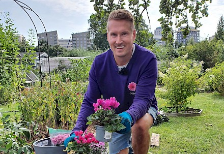 Pihamyymälässä lauantaina 23.8.2025 klo 10-16 kotimaisen puutarhabrändi GreenCaren asiantuntija, puutarhuri Jussi Petäjä antamassa vinkkejä syyspuutarhan hoitoon.