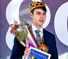 1.	Lahjakas Etelä-Pohjanmaalla kasvanut, nykyinen tamperelaisnuori Marcus Väärälä voitti Seinäjoella Tango-Nuori tittelin tänä kesänä. Hän myöntää avoimesti haluavansa tehdä töitä musiikin parissa ja päästä laulamaan keikoille tulevaisuudessa. (Kuva Pekka Suovaara).