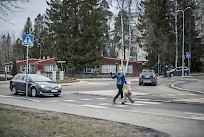 Liikenneympyrästä poistuttaessa on näytettävä suuntamerkkiä. Kuva: Nina Mönkkönen / Liikenneturva.