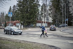 Liikenneympyrästä poistuttaessa on näytettävä suuntamerkkiä. Kuva: Nina Mönkkönen / Liikenneturva.