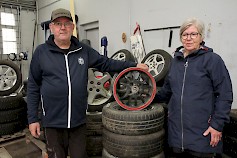 Ensi lauantaina pidettävässä huutokaupassa on mm. lähes 30 sarjaa auton renkaita vanteineen, sanovat Timo Ylä-Kaarre ja Paula Yritys.