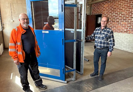 1.	Miedon Metalli Oy valmistaa laadukkaita teräsovia Kurikassa. Värivaihtoehtoja on paljon. Vasemmalla toimitusjohtaja Marko Anttila julkiseen tilaan tarkoitetun sinisen oven vierellä ja hallituksen puheenjohtaja Keijo Petäys esitteli maatilatalouteen tarkoitettua väliovea.