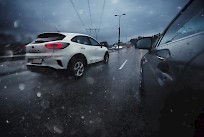 Osassa autoista takavalot eivät pala, jos valot ovat päiväajovaloasennossa. Nina Mönkkönen / Liikenneturva