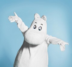 Muumipeikko on tavattavissa Keskisen Kyläkaupan Brand Week -lastentapahtumassa Kauppakadulla lauantaina 18.10.2025 klo 13, 14.30 ja 16.