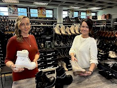 Yrittäjä Sirpa Kultalahti (oik.) ja Minna Lammi esittelevät kuvassa kauden suosikkijalkineita. Miehillekin löytyy kenkien lisäksi farkkuja ja paitoja. Tarvittaessa Poposta voidaan myös lähettää tuotteita asiakkaille.