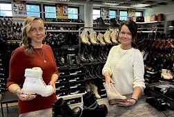 Yrittäjä Sirpa Kultalahti (oik.) ja Minna Lammi esittelevät kuvassa kauden suosikkijalkineita. Miehillekin löytyy kenkien lisäksi farkkuja ja paitoja. Tarvittaessa Poposta voidaan myös lähettää tuotteita asiakkaille.