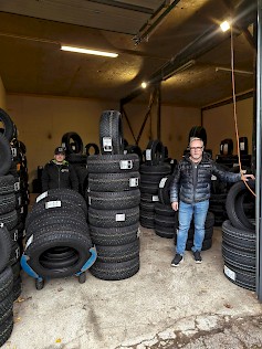 Ismo Muittari ehdottaa, että talvirengassesonkia odotellessa kannattaa tulla kysymään edullisia varaston poistorengassarjoja. ”Niitä löytyy vielä niin kesä kuin talvirenkaissa”, Muittari vakuuttaa.