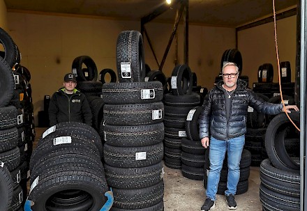 Ismo Muittari ehdottaa, että talvirengassesonkia odotellessa kannattaa tulla kysymään edullisia varaston poistorengassarjoja. ”Niitä löytyy vielä niin kesä kuin talvirenkaissa”, Muittari vakuuttaa.