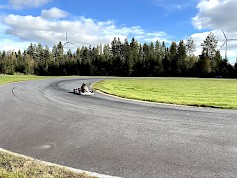 2. Juke on juuri selvittänyt kaarteen ja antaa palaa kun suora aukeaa. Isä katsoo tarkkaavaisena radan vieressä ja kertoo, että yhteistyökumppaneita tarvittaisiin lisää. Huomionarvoista on, että ensi vuonna Lapua saa kotikisat.