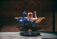 Sirkuskoulu Sirkus Muudi viihdyttää esityksillään Kyläkaupan Halloween-karkkipäivänä la 1.11.2025.