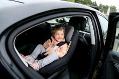 Lapsi matkustaa turvallisimmin takapenkillä ja selkä menosuuntaan asennetussa turvaistuimessa. Kuva: Kaisa Tanskanen / Liikenneturva