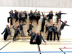 Kuvassa Janita Moisio ja Vilma Ylä-Jussila näytösryhmän kera. Tanssi lisää ohjaajien mukaan ryhmätyötaitoja ja luo myönteistä asennetta. Ähtärissä nähdään 75-vuotisjuhlassa tanssiesitysten lisäksi näyttelykuvia seuran historiasta.