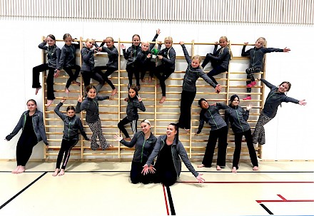 Kuvassa Janita Moisio ja Vilma Ylä-Jussila näytösryhmän kera. Tanssi lisää ohjaajien mukaan ryhmätyötaitoja ja luo myönteistä asennetta. Ähtärissä nähdään 75-vuotisjuhlassa tanssiesitysten lisäksi näyttelykuvia seuran historiasta.