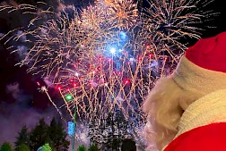 Kyläkaupan joulunavauksen huipentaa lauantaina 8.11.2025 huikean upea ilotulitus, jonka toteutuksesta vastaa Suomen Pyrotekniikka Oy.