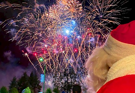 Kyläkaupan joulunavauksen huipentaa lauantaina 8.11.2025 huikean upea ilotulitus, jonka toteutuksesta vastaa Suomen Pyrotekniikka Oy.