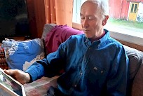 Keijo Katselee kotisohvalla poikansa Eljaksen ylioppilaskuvaa ja kertoo, että hyvät muistot ovat kuitenkin mukana ja niitä ei kukaan voi viedä.