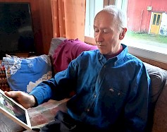 Keijo Katselee kotisohvalla poikansa Eljaksen ylioppilaskuvaa ja kertoo, että hyvät muistot ovat kuitenkin mukana ja niitä ei kukaan voi viedä.