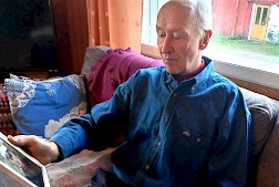 Keijo Katselee kotisohvalla poikansa Eljaksen ylioppilaskuvaa ja kertoo, että hyvät muistot ovat kuitenkin mukana ja niitä ei kukaan voi viedä.