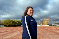 Superpesistuomari Suvi Kaukovallan mukaan jokainen pesiskenttä on omanlaisensa ja jokaisen kentän erityispiirteet täytyy myös tuomareiden oppia tunnistamaan. Omat pesisoppinsa kuvassa näkyvällä Ylivieskan kotiareenalla Suvannolla saaneen Kaukovallan mielestä, nuoruuden kotikentällä tulee aina olemaan erityinen merkitys.