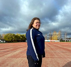 Superpesistuomari Suvi Kaukovallan mukaan jokainen pesiskenttä on omanlaisensa ja jokaisen kentän erityispiirteet täytyy myös tuomareiden oppia tunnistamaan. Omat pesisoppinsa kuvassa näkyvällä Ylivieskan kotiareenalla Suvannolla saaneen Kaukovallan mielestä, nuoruuden kotikentällä tulee aina olemaan erityinen merkitys.