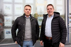 Omakodit -toimipaikkojen näyteikkunoissa on esillä kuvat ja tietoja myytävistä kohteista. Jere Rajalampi ja Tuomas Sivula lupaavat pitää ikkunan jatkuvasti ajan tasalla.