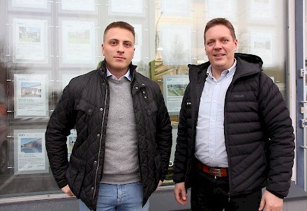 Omakodit -toimipaikkojen näyteikkunoissa on esillä kuvat ja tietoja myytävistä kohteista. Jere Rajalampi ja Tuomas Sivula lupaavat pitää ikkunan jatkuvasti ajan tasalla.