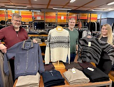 Vaatetusliike Siltalan toimitusjohtaja Jere Siltala näyttää komeaa miesten neulepuseroa. Veli Janne Siltala esittelee näyttävää kuvioneuletta ja sisar Janniina Siltala nappasi naisten mallistosta pehmoisen ja juhlavan neuleen. Veljeksillä on itselläänkin yllään puserot Siltalan laajasta valikoimasta. Iloiset sisarukset muistuttavat myös, että lahjakortinkin voi Siltalasta hankkia, ellei sopivaa pehmopakettia onnistu löytämään.