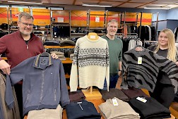 Vaatetusliike Siltalan toimitusjohtaja Jere Siltala näyttää komeaa miesten neulepuseroa. Veli Janne Siltala esittelee näyttävää kuvioneuletta ja sisar Janniina Siltala nappasi naisten mallistosta pehmoisen ja juhlavan neuleen. Veljeksillä on itselläänkin yllään puserot Siltalan laajasta valikoimasta. Iloiset sisarukset muistuttavat myös, että lahjakortinkin voi Siltalasta hankkia, ellei sopivaa pehmopakettia onnistu löytämään.