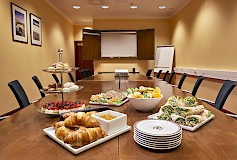 Kyläkaupan Hotelli OnnenTähdessä kokousten ja seminaarien järjestäminen käy vaivattomasti – saman katon alta saa kätevästi niin kokoustilat, tarjoilut kuin majoituksenkin.