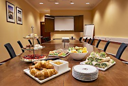 Kyläkaupan Hotelli OnnenTähdessä kokousten ja seminaarien järjestäminen käy vaivattomasti – saman katon alta saa kätevästi niin kokoustilat, tarjoilut kuin majoituksenkin.