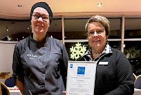 Tuija Mäki kertoo, että Hotel Kurikalla on Green Key sertifikaatti ja tällä hetkellä hakemus on tuomariston arvioitavana. Auditoija on jo käynyt ja hyväksynyt sen, mutta tuomaristo vielä päättää ja myöntää sen. ”Olemme viidettä vuotta mukana tässä ja joka vuosi se täytyy anoa uudelleen ja joka toinen vuosi auditoidaan paikanpäällä”, kertoo Hotel Kurikan paikallisjohtaja Tuija Mäki, vierellään keittiöpäällikkö Eveliina Saarinen.