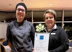 Tuija Mäki kertoo, että Hotel Kurikalla on Green Key sertifikaatti ja tällä hetkellä hakemus on tuomariston arvioitavana. Auditoija on jo käynyt ja hyväksynyt sen, mutta tuomaristo vielä päättää ja myöntää sen. ”Olemme viidettä vuotta mukana tässä ja joka vuosi se täytyy anoa uudelleen ja joka toinen vuosi auditoidaan paikanpäällä”, kertoo Hotel Kurikan paikallisjohtaja Tuija Mäki, vierellään keittiöpäällikkö Eveliina Saarinen.